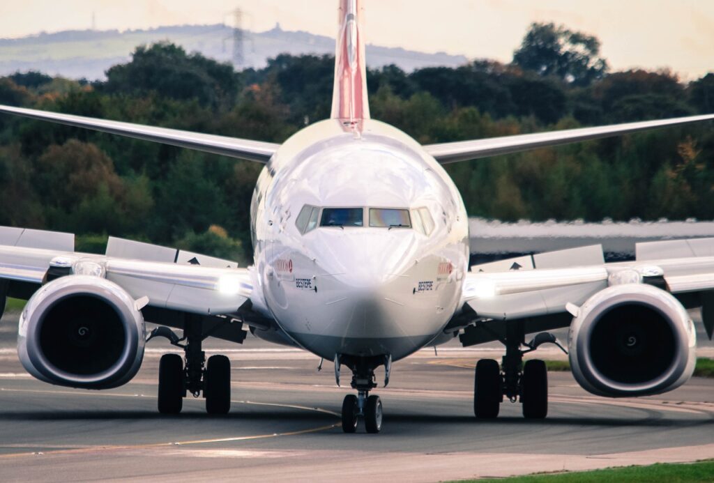 📺 VIDEÓ! Lángok csaptak fel egy Boeing hajtóművéből – Kényszerleszállás Newarkban