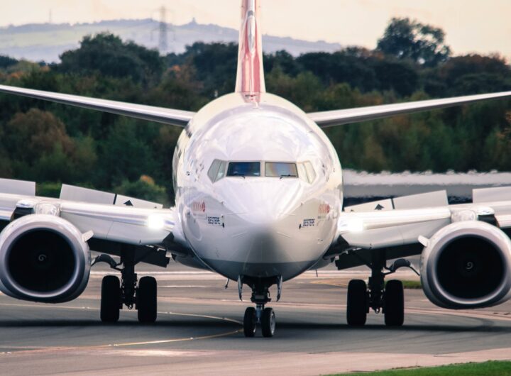 📺 VIDEÓ! Lángok csaptak fel egy Boeing hajtóművéből – Kényszerleszállás Newarkban